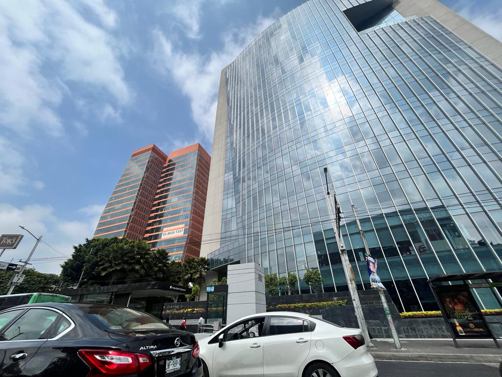 city/destination
Arquitectura moderna en Ciudad de México, posible sede de Inmobiliare Summits. Edificios altos y tráfico urbano. Impulso al sector real estate LATAM.