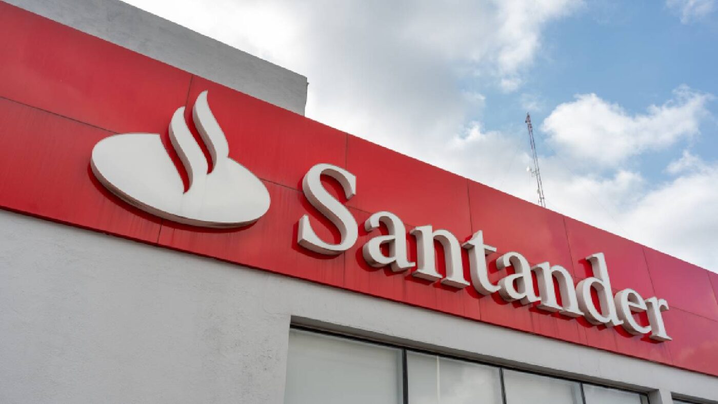 Fachada de sucursal Santander México con logo y nombre corporativo en rojo y blanco. Plataforma Gravity y Transformación Digital Santander.
