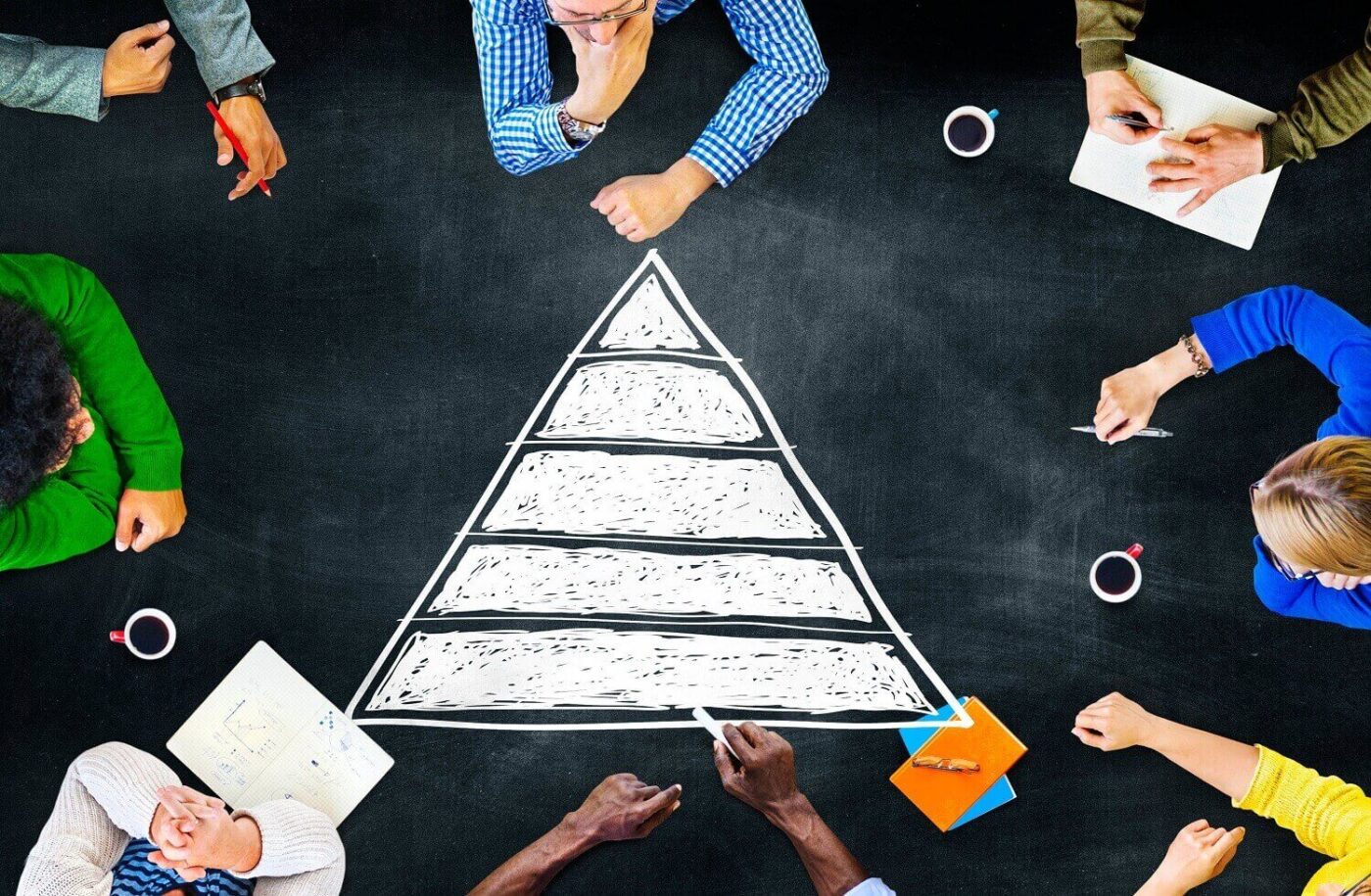 networking/expo
Grupo diverso colabora en estrategia piramidal durante Inmobiliare Summits. Espacio para networking y desarrollo en la conference de real estate México.