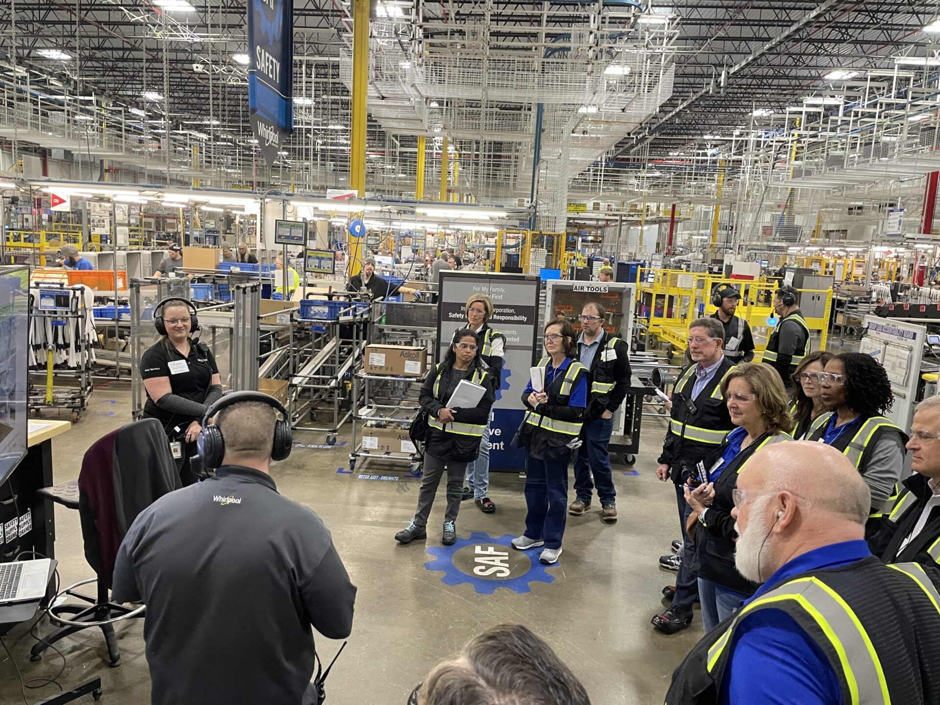 venue/architecture
Recorrido a planta en México durante Inmobiliare Summits. Grupo observa el proceso de producción. Conferencia de real estate LATAM.