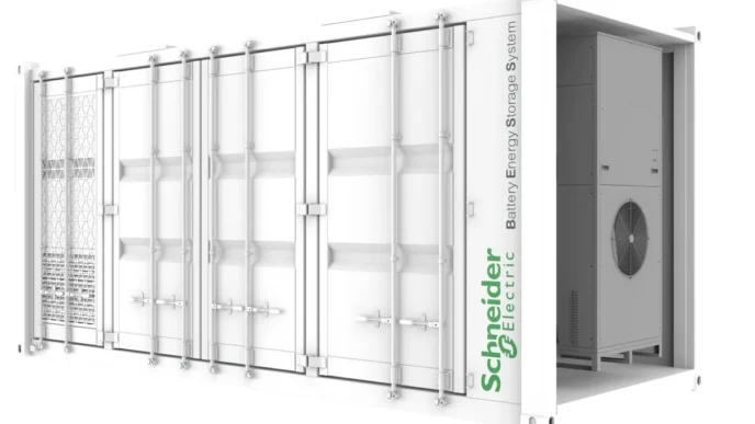 Contenedor blanco de Schneider Electric con sistema de almacenamiento de energía de batería, impulsando la eficiencia y soluciones innovadoras.