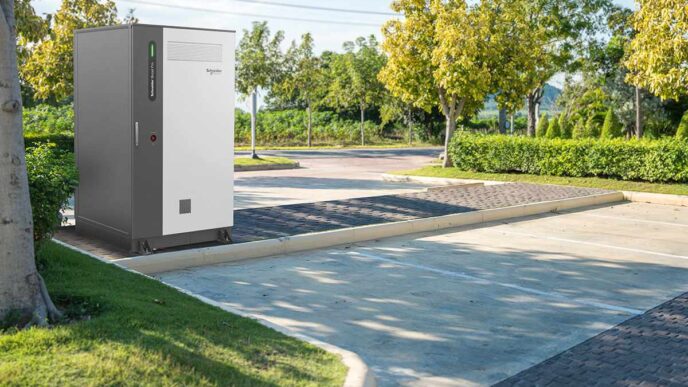Unidad Boost Pro de Schneider Electric para gestión energética avanzada, ofreciendo eficiencia y confiabilidad en entornos exteriores e industriales.