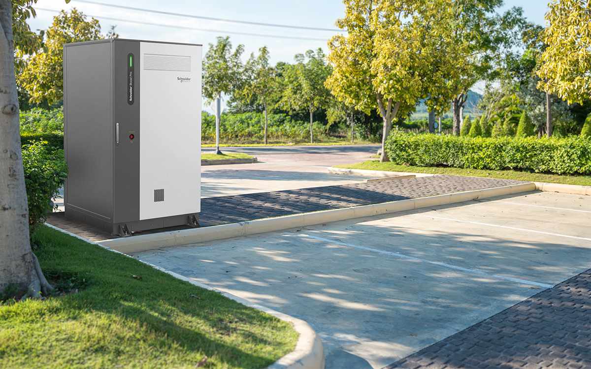 Unidad Boost Pro de Schneider Electric para gestión energética avanzada, ofreciendo eficiencia y confiabilidad en entornos exteriores e industriales.