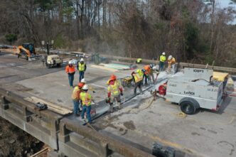 venue/architecture

Trabajadores reparan carretera, invirtiendo en infraestructura en México. SCT supervisa la obra, clave para el desarrollo del real estate en LATAM.