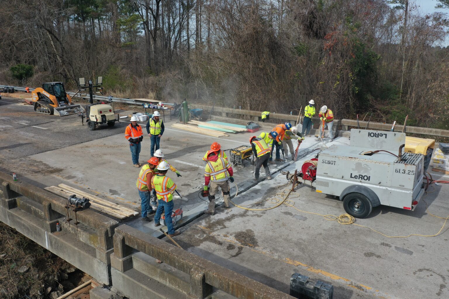 venue/architecture

Trabajadores reparan carretera, invirtiendo en infraestructura en México. SCT supervisa la obra, clave para el desarrollo del real estate en LATAM.