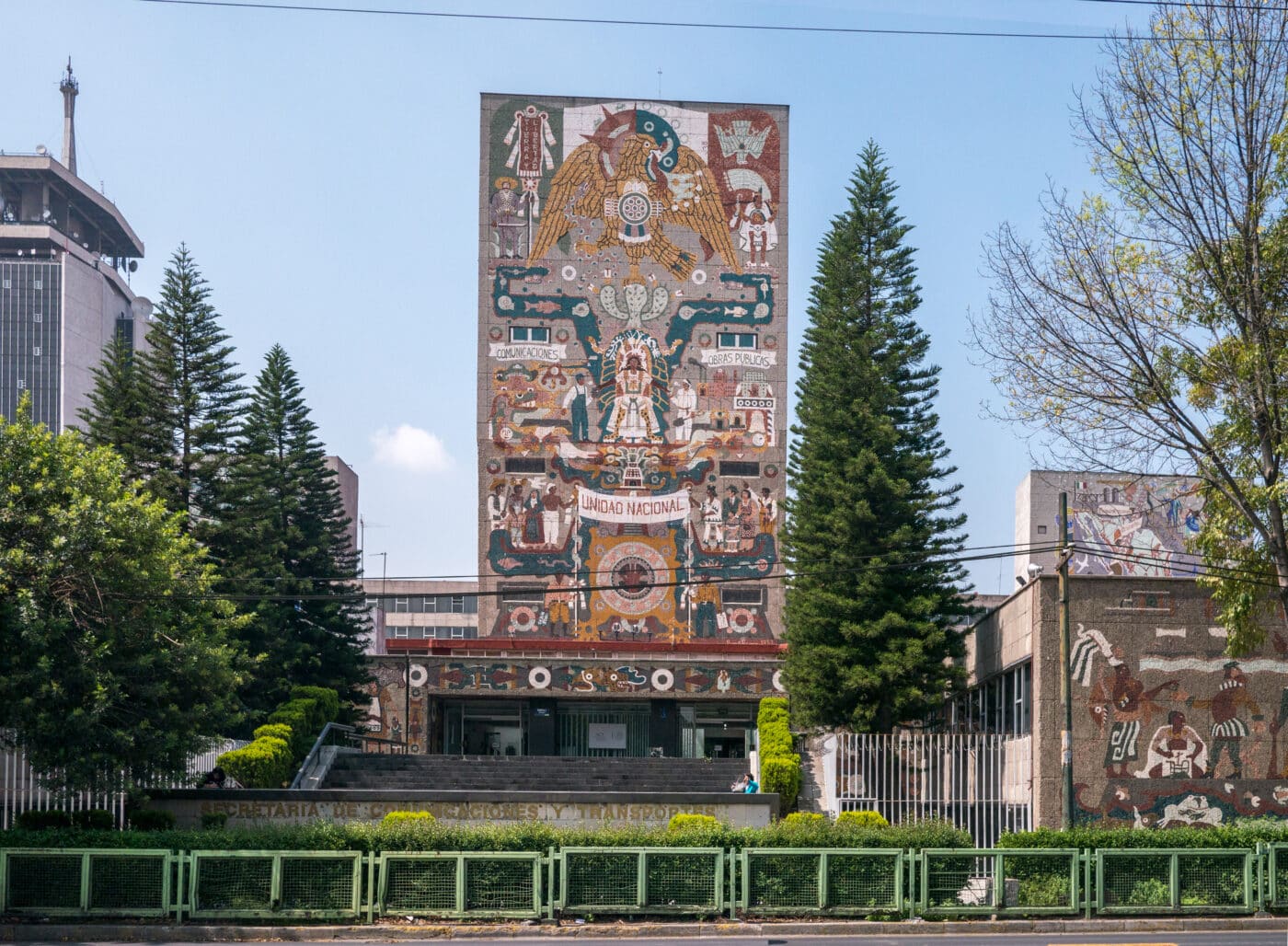 Edificio SICT en CDMX: Mural histórico 'Unidad Nacional' con águila y elementos prehispánicos. Jorge Arganis deja SICT temporalmente.