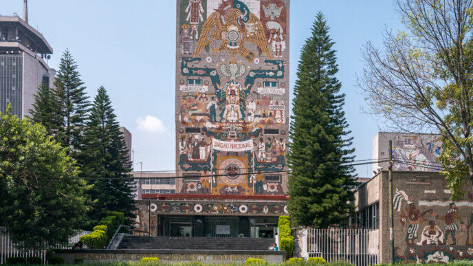Edificio SICT en CDMX: Mural histórico 'Unidad Nacional' con águila y elementos prehispánicos. Jorge Arganis deja SICT temporalmente.