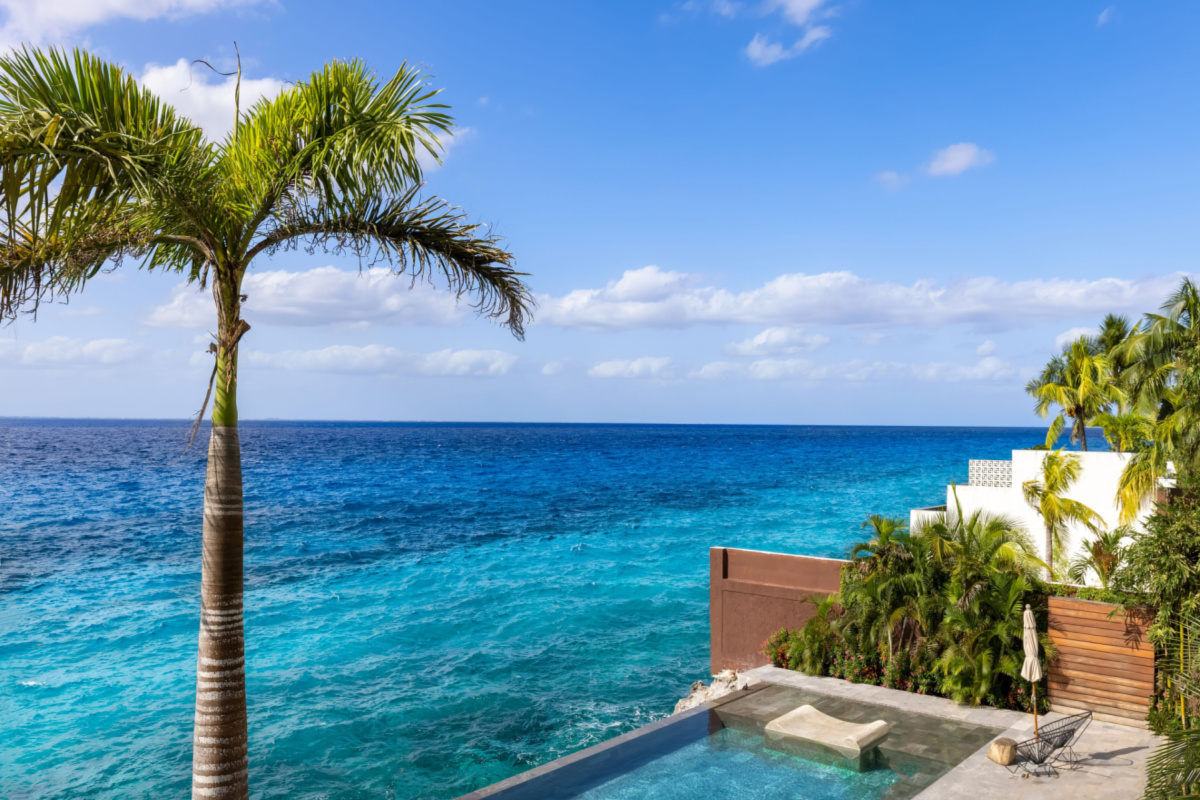 venue/architecture

Vista del mar Caribe desde una piscina en la ciudad. Un destino ideal para Inmobiliare Summits, la conferencia de real estate en México.