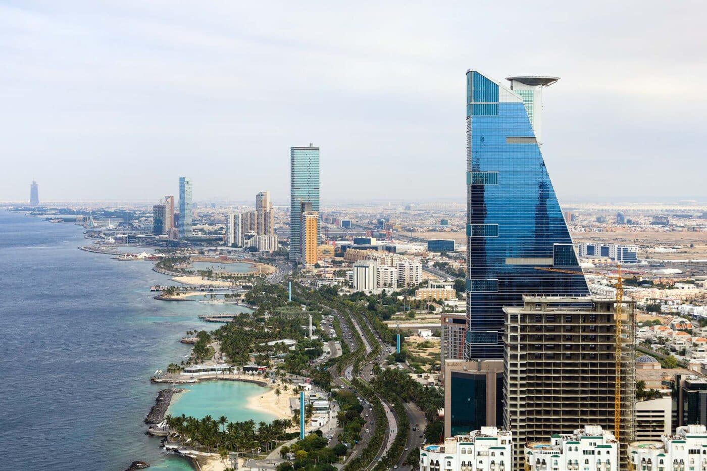 City/destination.
Vista panorámica de la ciudad costera de Jeddah, Arabia Saudita. Arquitectura moderna y mar Rojo. #InmobiliareSummits #RealEstate #LATAM