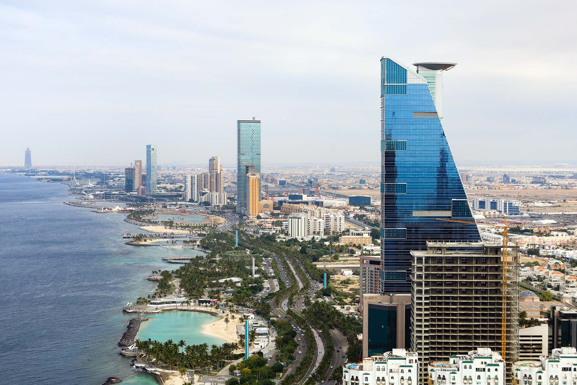 City/destination.
Vista panorámica de la ciudad costera de Jeddah, Arabia Saudita. Arquitectura moderna y mar Rojo. #InmobiliareSummits #RealEstate #LATAM