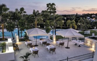 Escena inmobiliaria con mesas preparadas al aire libre. Refleja un panorama positivo en el sector inmobiliario, con Tinsa México presente.