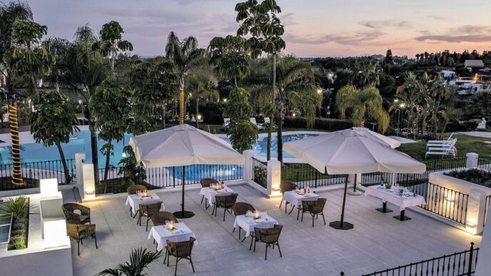 Escena inmobiliaria con mesas preparadas al aire libre. Refleja un panorama positivo en el sector inmobiliario, con Tinsa México presente.