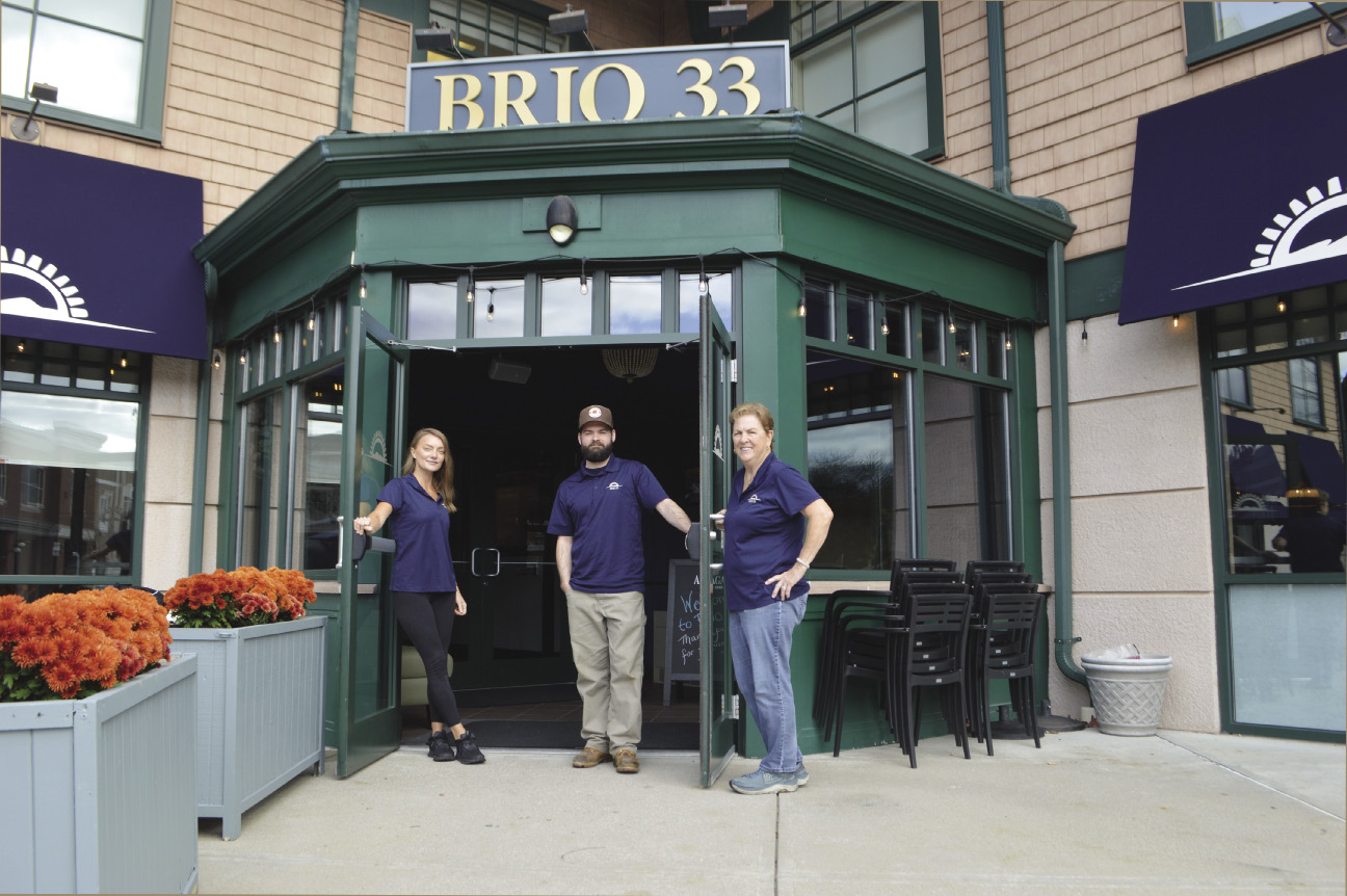 venue/architecture

Fachada de Brio 33, restaurante con personal en la entrada. Arquitectura y diseño del lugar.