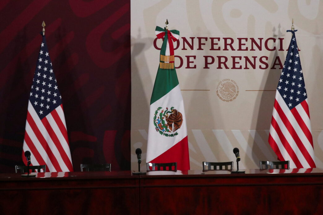 Venue/architecture.

Banderas de México y EE.UU. flanquean el podio en conferencia de prensa en México. Inmobiliare Summits, real estate, LATAM.