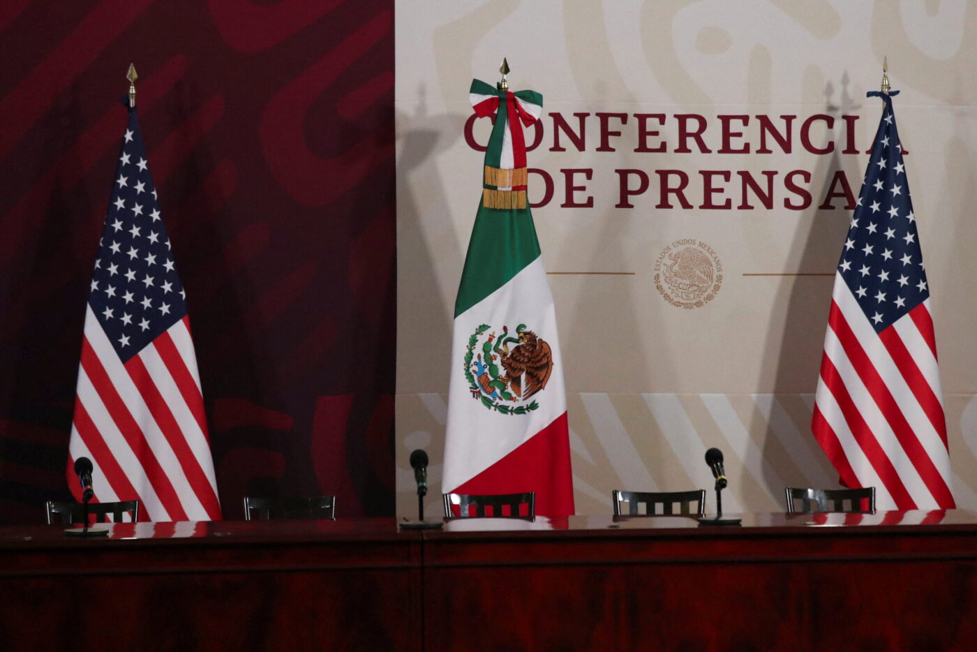 Venue/architecture.

Banderas de México y EE.UU. flanquean el podio en conferencia de prensa en México. Inmobiliare Summits, real estate, LATAM.