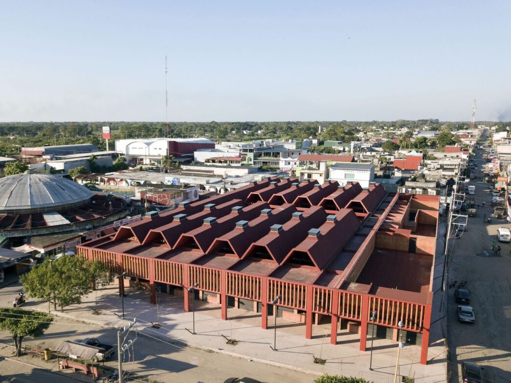venue/architecture
Vista aérea de edificio en México, posible sede de Inmobiliare Summits. Arquitectura moderna en ciudad LATAM.