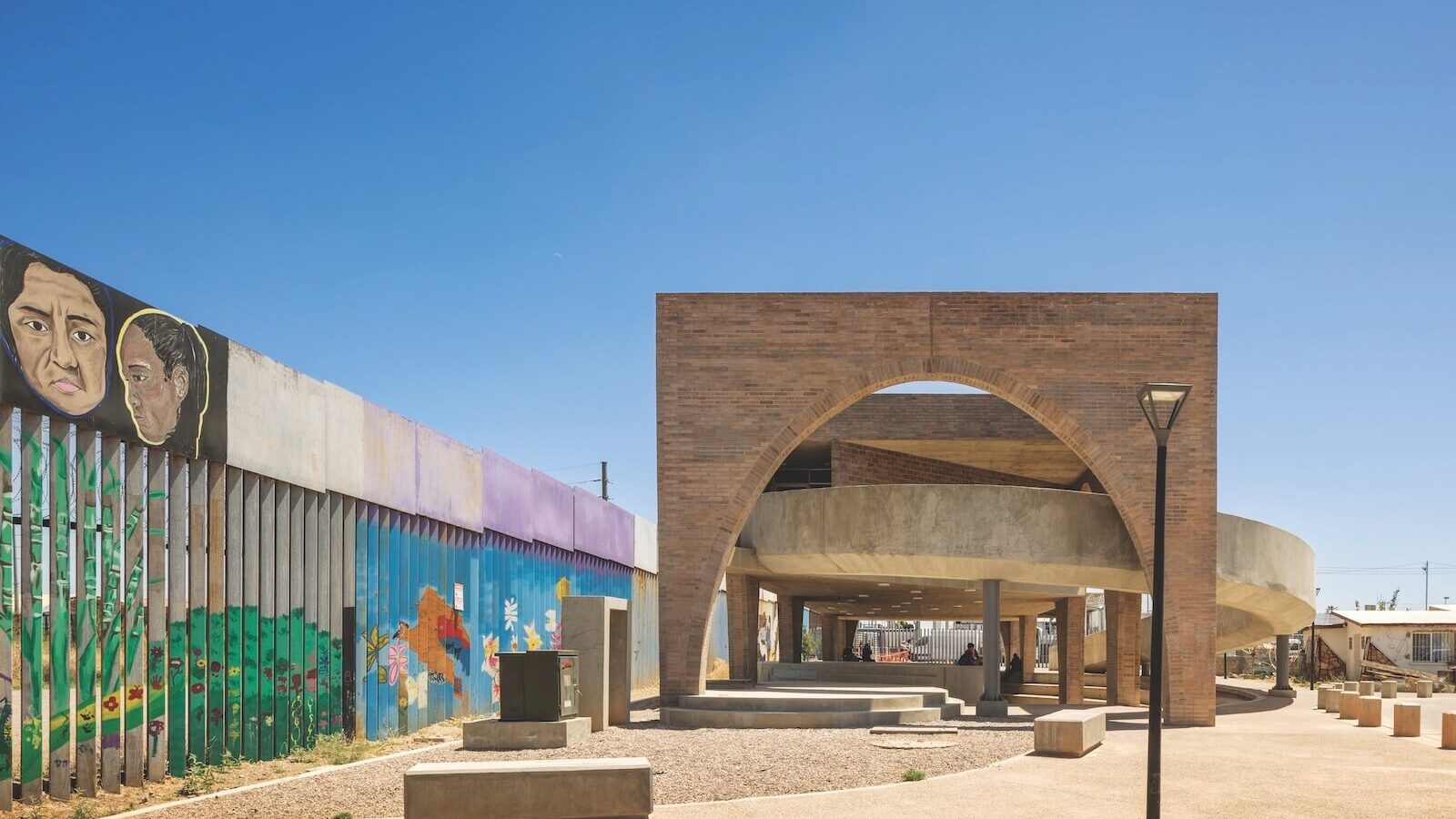 Venue/architecture.

Arquitectura moderna en México, posible sede de Inmobiliare Summits. Diseño innovador en ciudad fronteriza, ideal para eventos de real estate LATAM.