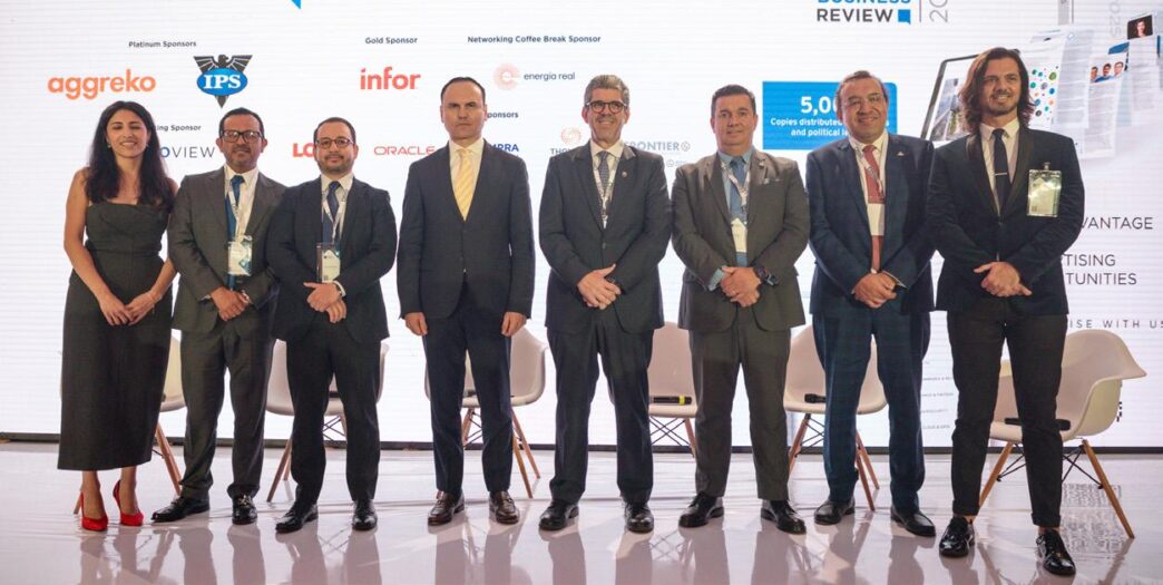 Panel de expertos en Inmobiliare Summits, conferencia en México. Oradores y patrocinadores en el foro Nearshoring y Electromovilidad, Jalisco.