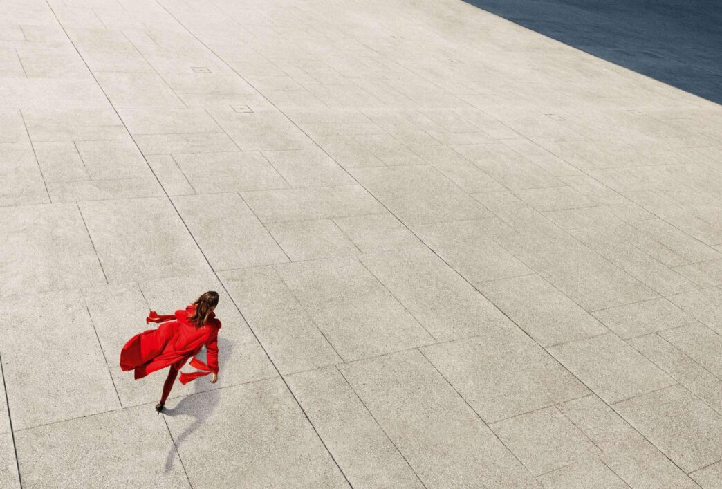 venue/architecture

Arquitectura moderna en la ciudad. Una mujer con abrigo rojo camina sobre la plaza. Diseño urbano para Inmobiliare Summits, México.