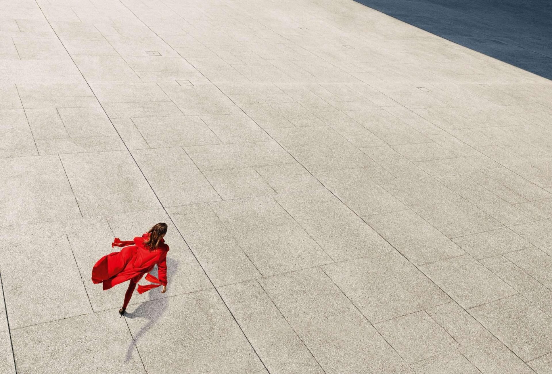 venue/architecture

Arquitectura moderna en la ciudad. Una mujer con abrigo rojo camina sobre la plaza. Diseño urbano para Inmobiliare Summits, México.
