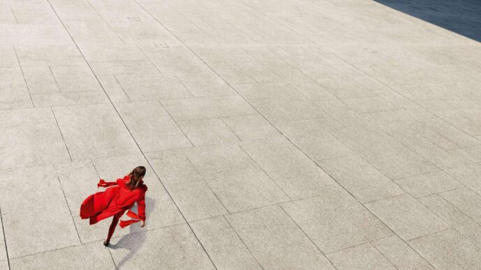 venue/architecture

Arquitectura moderna en la ciudad. Una mujer con abrigo rojo camina sobre la plaza. Diseño urbano para Inmobiliare Summits, México.