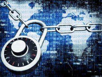 sponsors/branding
Candado y cadena sobre mapa mundial digital. Seguridad en Inmobiliare Summits LATAM. Protección de datos en conferencias México.