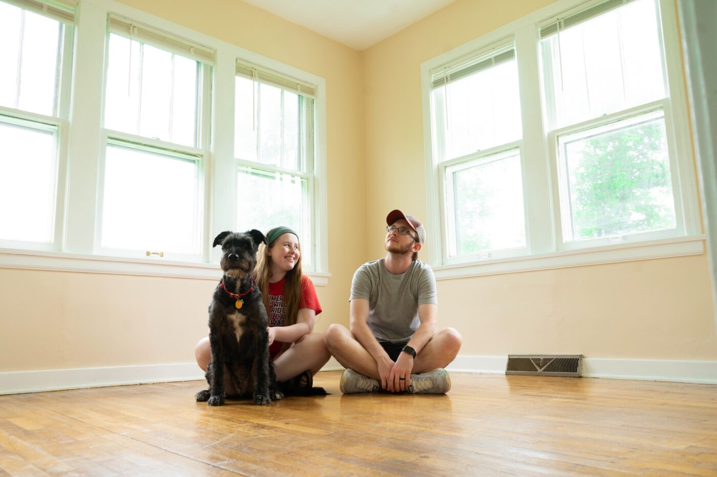 speakers/headshot

Pareja joven y perro sentados en el piso de madera de una casa vacía con ventanas. Mudanza a nueva propiedad.