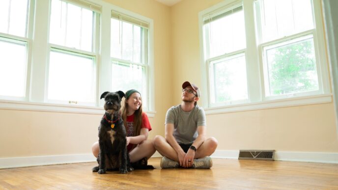 speakers/headshot

Pareja joven y perro sentados en el piso de madera de una casa vacía con ventanas. Mudanza a nueva propiedad.