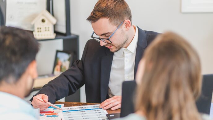 speakers/headshot
Asesor inmobiliario explica datos en tabla. Reunión sobre bienes raíces, inversionistas analizan opciones. #realestate #LATAM #conferencia