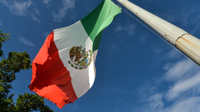 city/destination
Bandera de México ondeando en el cielo azul. Un símbolo patrio en Inmobiliare Summits, conferencia de real estate en México y LATAM.