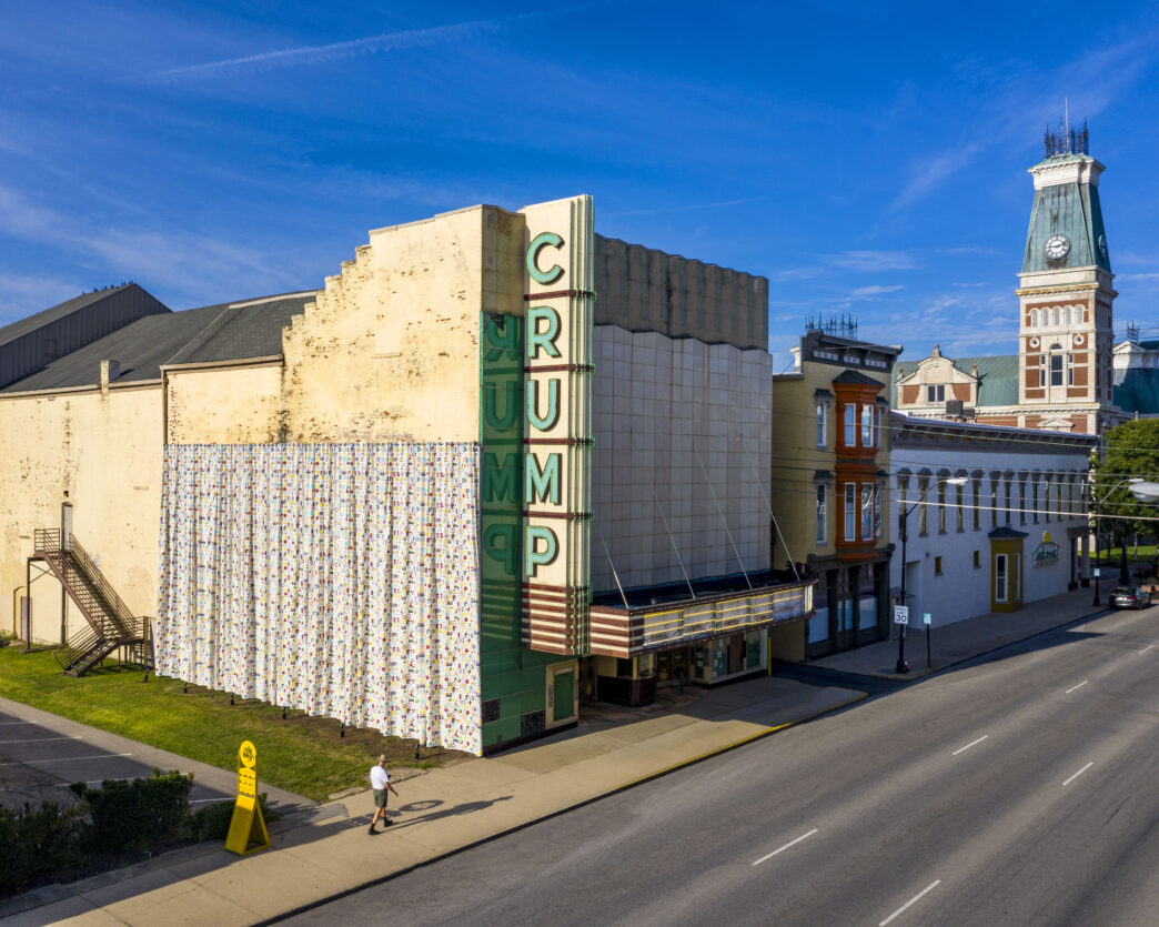 Venue/architecture.

Fachada del Crump Theatre, posible sede de Inmobiliare Summits. Arquitectura histórica en ciudad de LATAM. Espacio para conferencias de real estate.