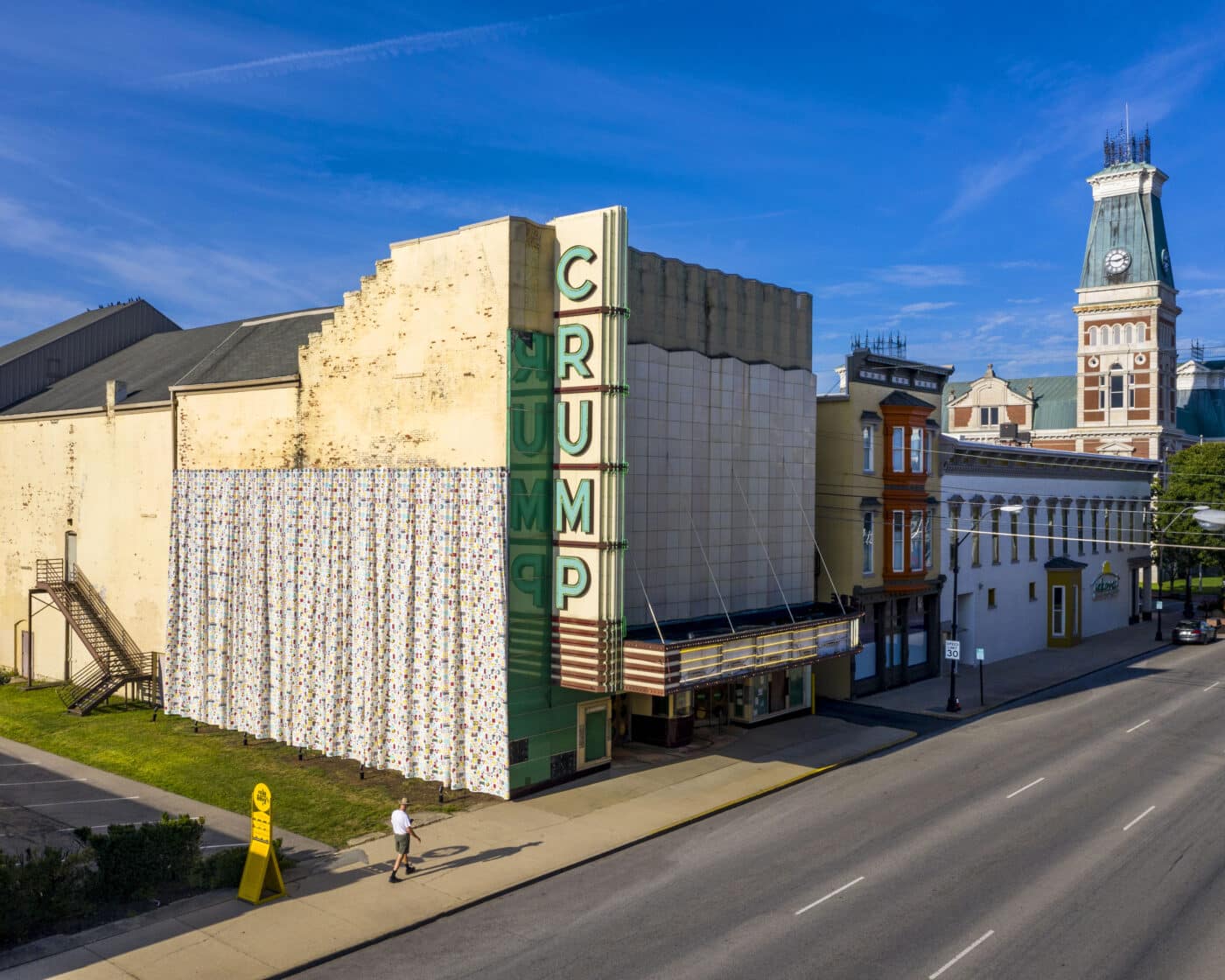 Venue/architecture.

Fachada del Crump Theatre, posible sede de Inmobiliare Summits. Arquitectura histórica en ciudad de LATAM. Espacio para conferencias de real estate.