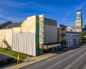 Venue/architecture.

Fachada del Crump Theatre, posible sede de Inmobiliare Summits. Arquitectura histórica en ciudad de LATAM. Espacio para conferencias de real estate.
