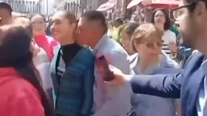 city/destination
Claudia Sheinbaum recibe un beso en la mejilla durante un evento en la ciudad. #InmobiliareSummits #Mexico #RealEstate