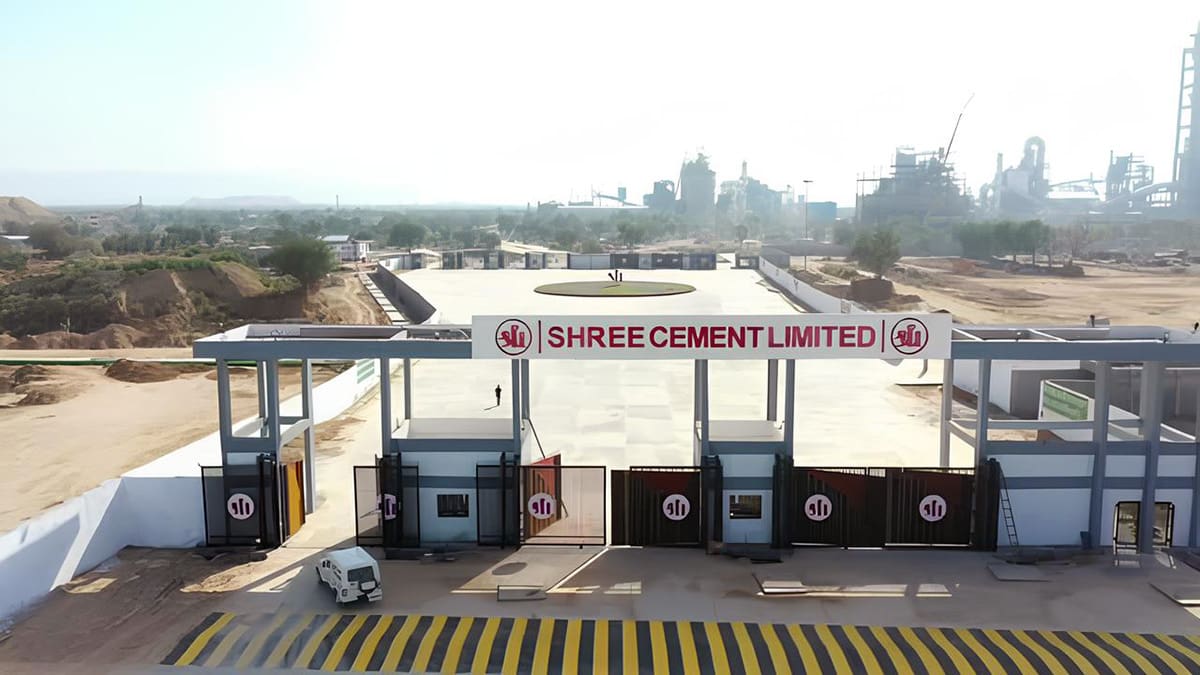 Entrada a Shree Cement Limited. Planta industrial con la marca visible. Shree Cement impulsa eficiencia con planta solar de 20 MW, visto de frente.