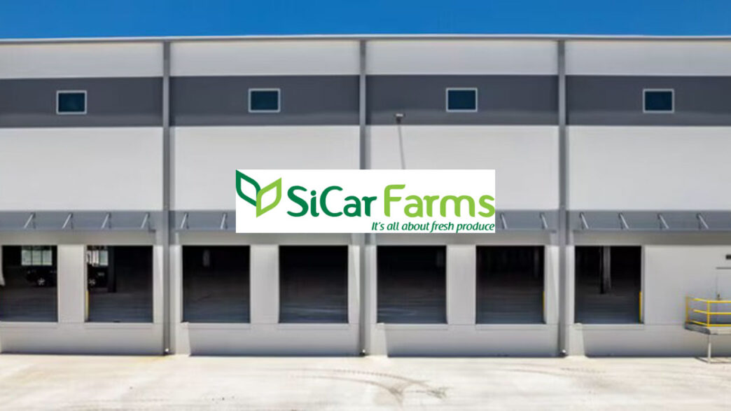 Centro clave de SiCar Farms en Florida para cítricos: fachada del almacén con el logo de la empresa, enfocado en productos frescos. Inauguración.