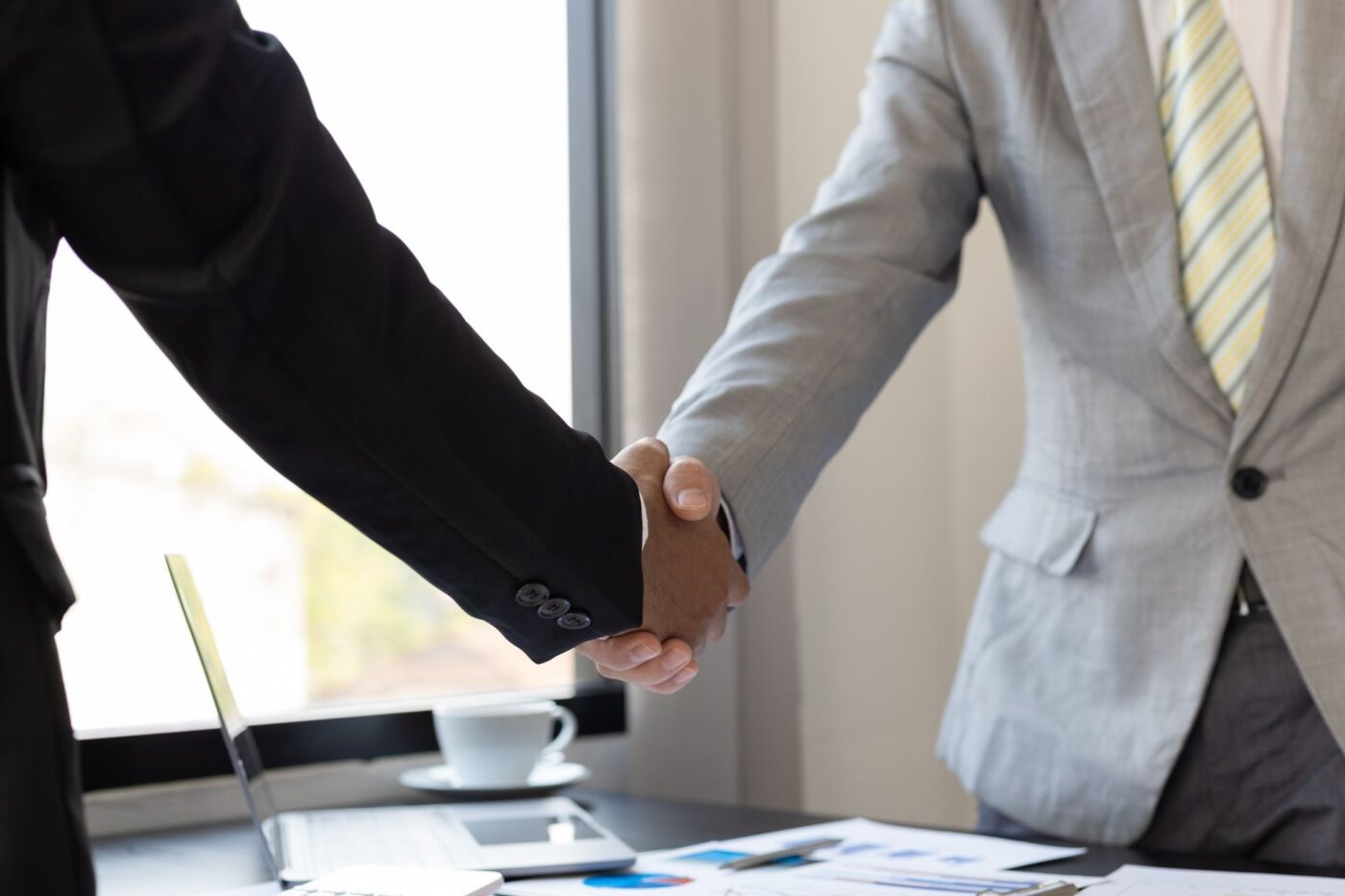 networking/expo
Dos personas sellan un acuerdo con un apretón de manos en Inmobiliare Summits, evento de real estate en México.