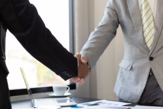 networking/expo
Dos personas sellan un acuerdo con un apretón de manos en Inmobiliare Summits, evento de real estate en México.