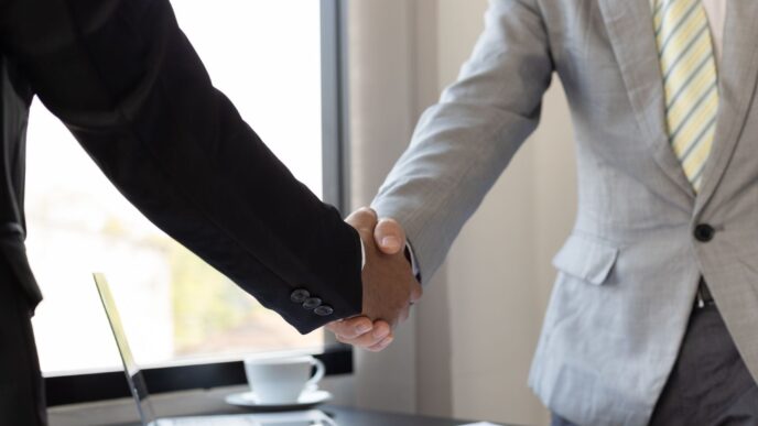 networking/expo
Dos personas sellan un acuerdo con un apretón de manos en Inmobiliare Summits, evento de real estate en México.