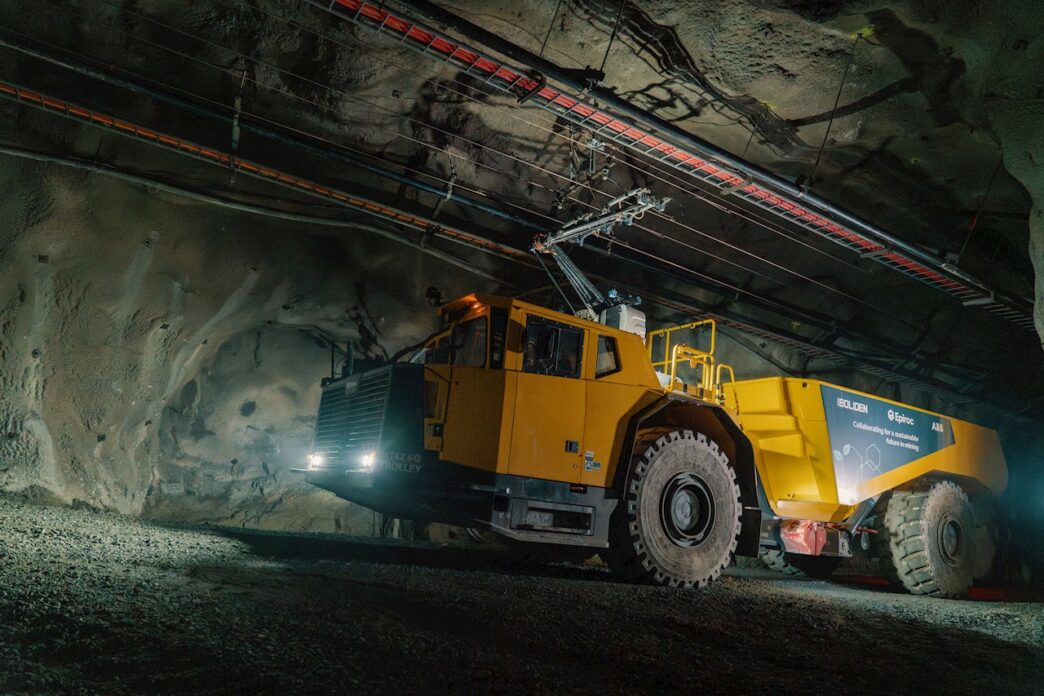 Camión minero eléctrico autónomo en mina subterránea. Sistemas eléctricos impulsan sostenibilidad minera con tecnología avanzada y cero emisiones. 125