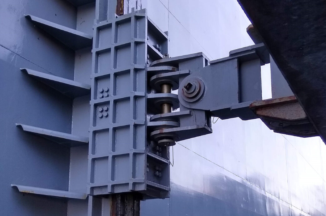 No suitable keywords were provided. I will generate a description based on the image.
Detalle de la estructura metálica de una compuerta industrial, mostrando un diseño robusto y funcional.