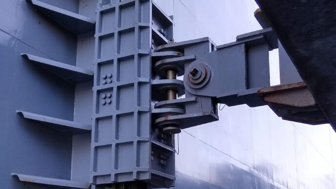 No suitable keywords were provided. I will generate a description based on the image.
Detalle de la estructura metálica de una compuerta industrial, mostrando un diseño robusto y funcional.