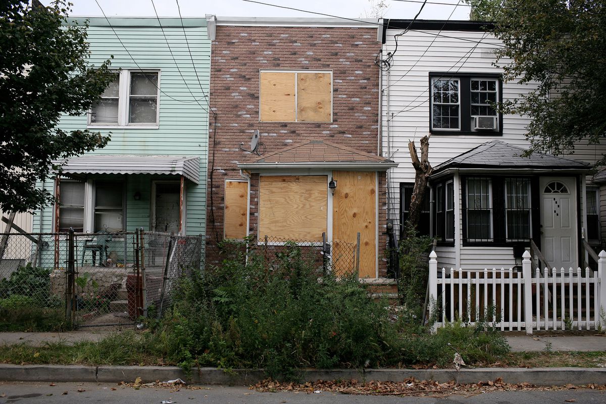 city/destination

Viviendas abandonadas en la ciudad, con ventanas tapiadas y deterioro visible. Un problema del sector real estate en México y LATAM.