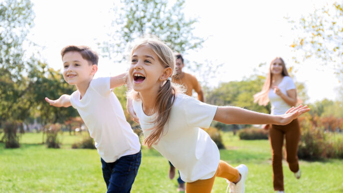city/destination

Niños corren felices en parque soleado. Estilo de vida sustentable y saludable en la ciudad. Inmobiliare Summits promueve espacios verdes.