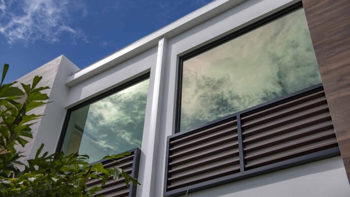 Arquitectura moderna con vidrio Solarban® en Inmobiliare Summits. Diseño innovador en edificio de LATAM. Conferencia real estate México.