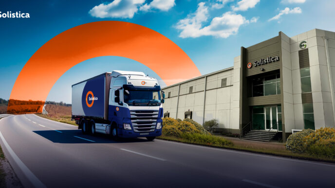 Solistica inaugura centro de distribución en Tultepark: Camión Solistica frente a edificio corporativo. Innovación logística en el parque industrial.