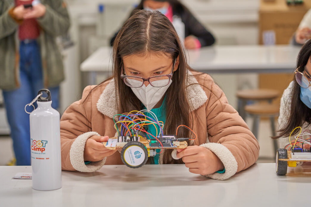 Networking/expo.

Joven en evento de ingeniería en México, enfocada en un proyecto de robótica. Iniciativas para impulsar el talento femenino en Inmobiliare Summits.