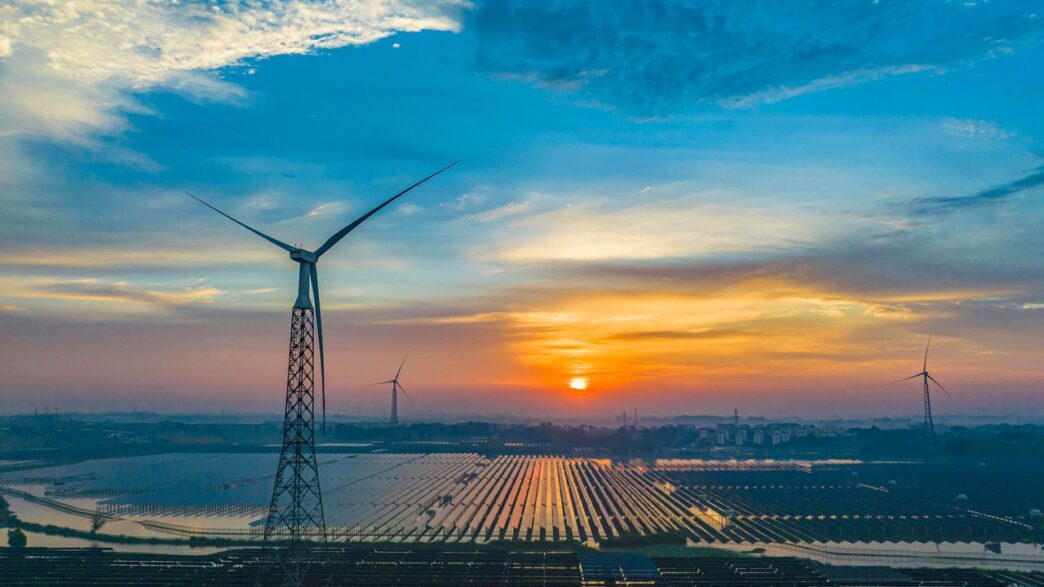 city/destination
Paneles solares y turbinas eólicas en un amanecer vibrante. Energía renovable impulsando el futuro sostenible en México y LATAM.