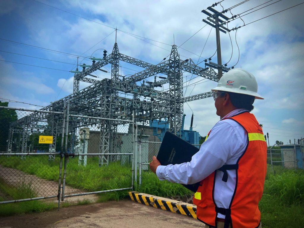 Venue/Architecture.

Ingeniero inspecciona planta de Panduit en Nuevo León, México. Expansión de m2 para Inmobiliare Summits, real estate y conference LATAM.