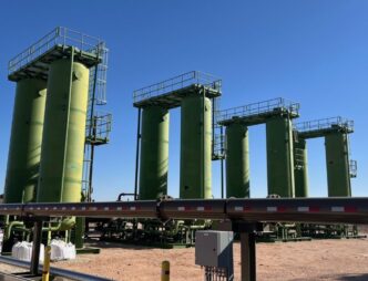 Tanques de eliminación de H2S en planta petrolera para soluciones sostenibles. Proceso industrial para reducir el sulfuro de hidrógeno en petróleo.